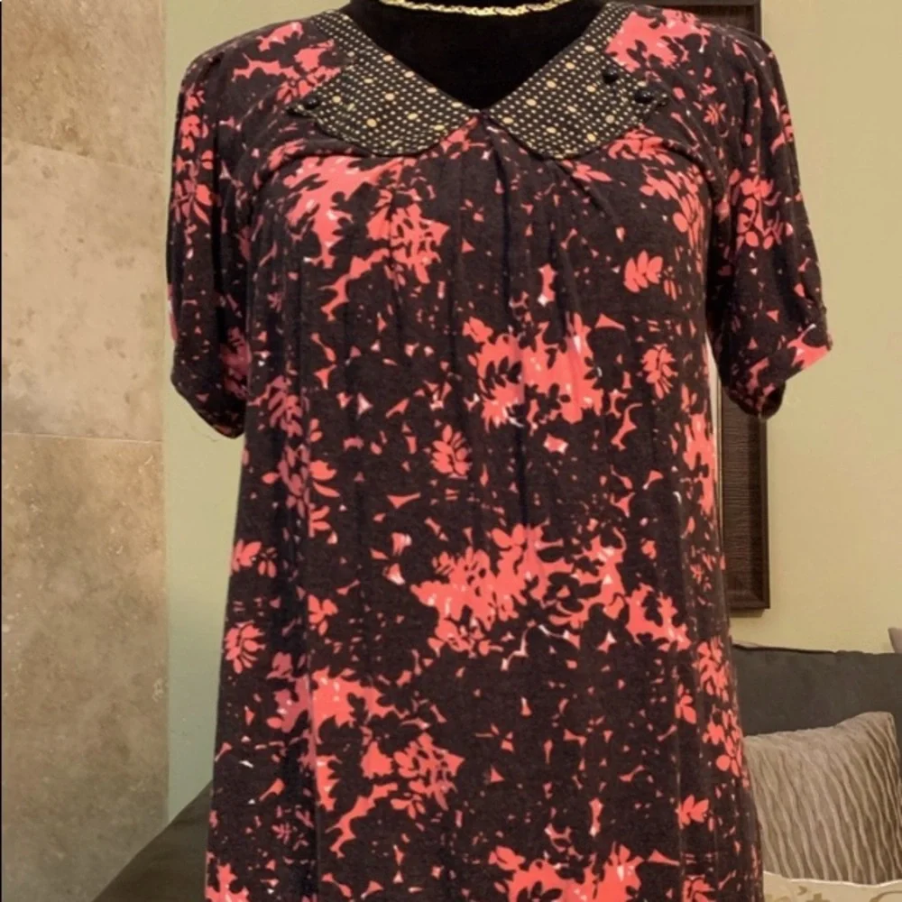 Deletta ANTHROPOLOGIE| Size medium |Printed floral V-Neck top. - Picture 3 of 4